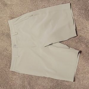 Vineyard vines light gray shorts size 32